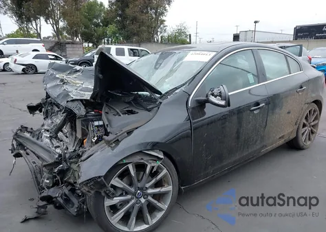 2015 Volvo S60 T5 Platinum z USA, uszkodzony, nr VIN YV126MFM6F2361507